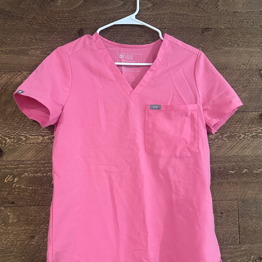 Figs Coral V-Neck Scrub Top